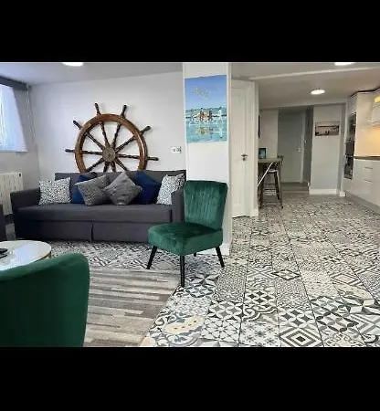 The Captains Wheel And Anchor Апартаменты